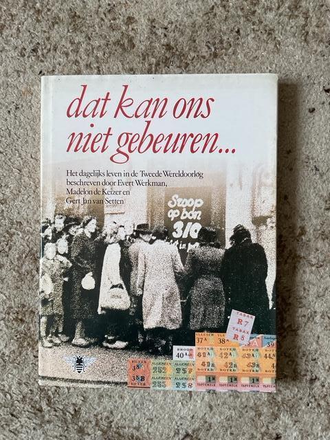 oorlogsboek Dat kan ons niet gebeuren., Boeken, Geschiedenis | Stad en Regio, Nieuw, Ophalen of Verzenden