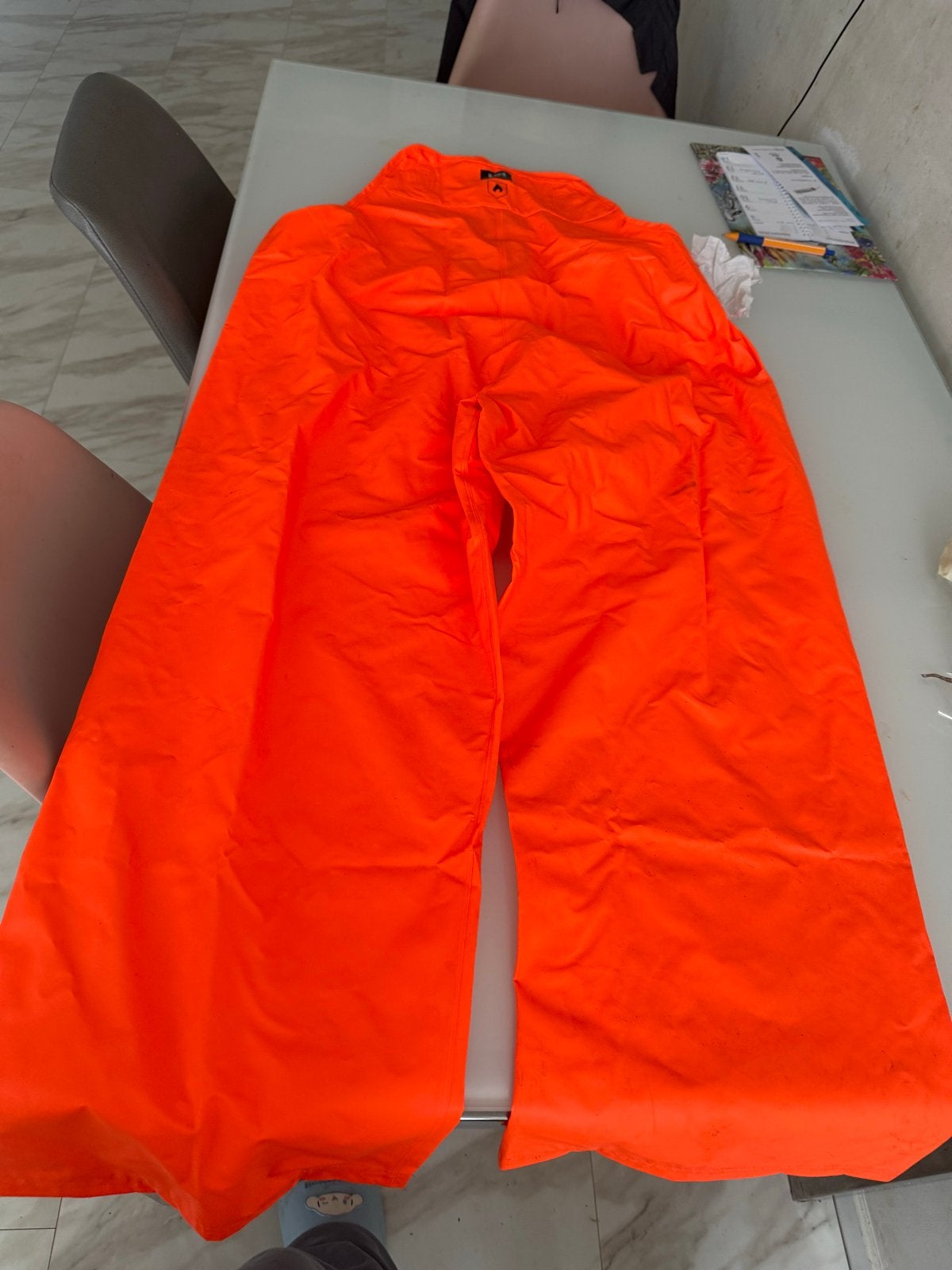 Nieuwe Helly Hansen regenbroek, maat S, oranje, Ophalen of Verzenden, Nieuw, Regenbroek, Heren