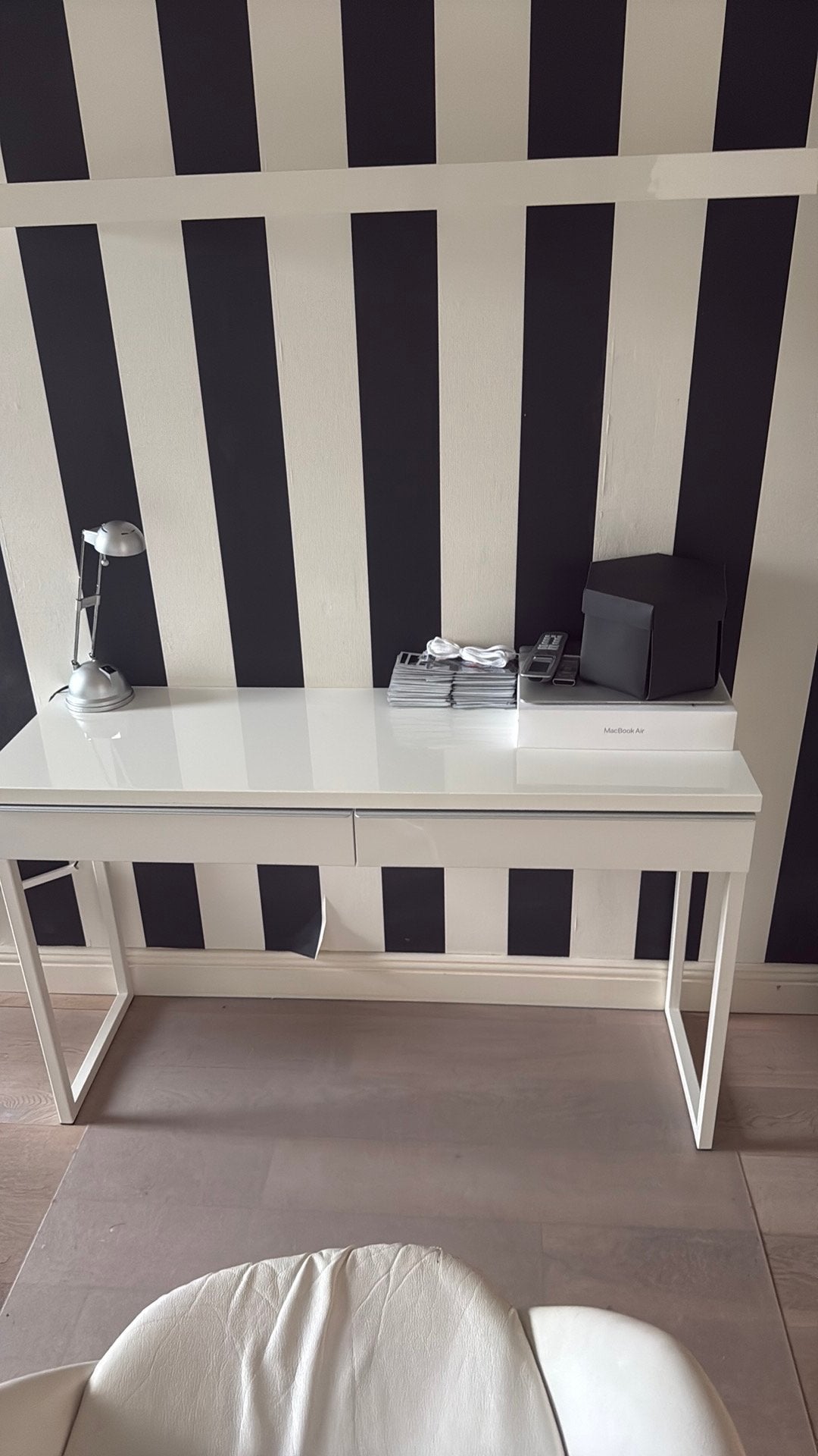Ikea wit hoogglans bureau, Huis en Inrichting, Ophalen, Gebruikt