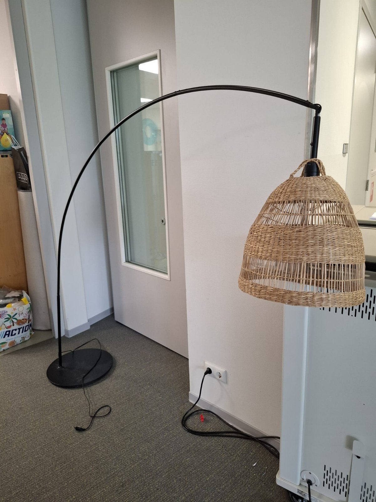 Moderne Booglamp Zwart Staal met Rieten Kap, Huis en Inrichting, Lampen | Vloerlampen, Ophalen, Gebruikt, 200 cm of meer, Overige materialen