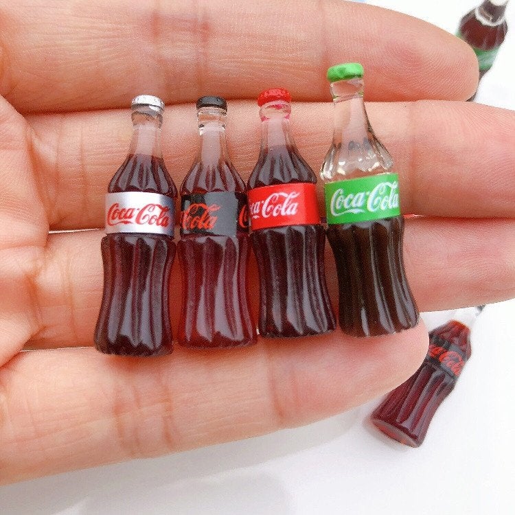 4 verschillende Coca Cola flesjes, Verzamelen, Poppenhuizen en Toebehoren, Ophalen of Verzenden, Zo goed als nieuw, Poppenhuis