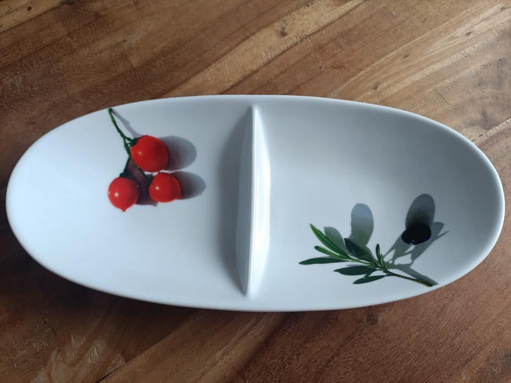 Ovale schaal met 2 vakken, tomaat en olijf decoratie, Ophalen of Verzenden, Keramiek, Overige stijlen, Schaal of Schalen
