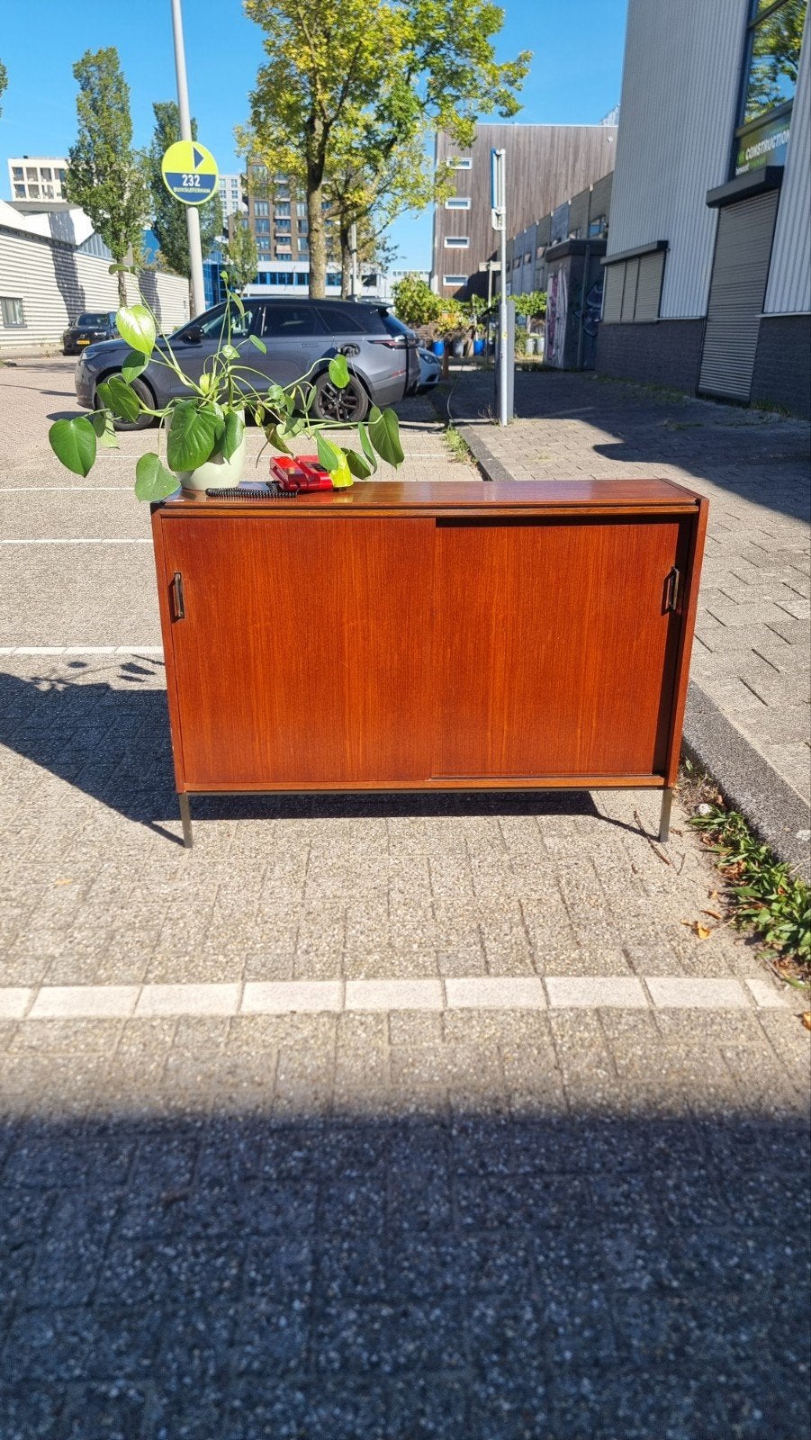 teak dressoir met schuifdeuren.jaren 60
