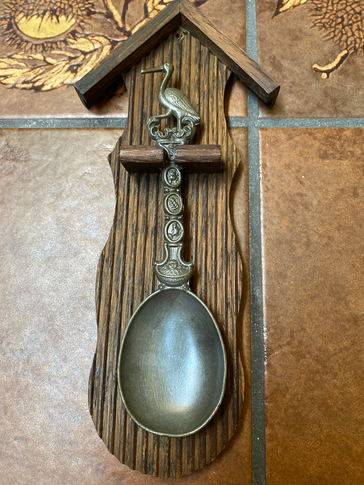 Decoratieve tinnen lepel met ooievaar op houten houder, Ophalen of Verzenden