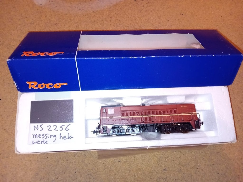 Roco 63926.1 NS 2256 bruin met messing hekken en loc nummer, Gebruikt, Analoog, Ophalen of Verzenden, Roco