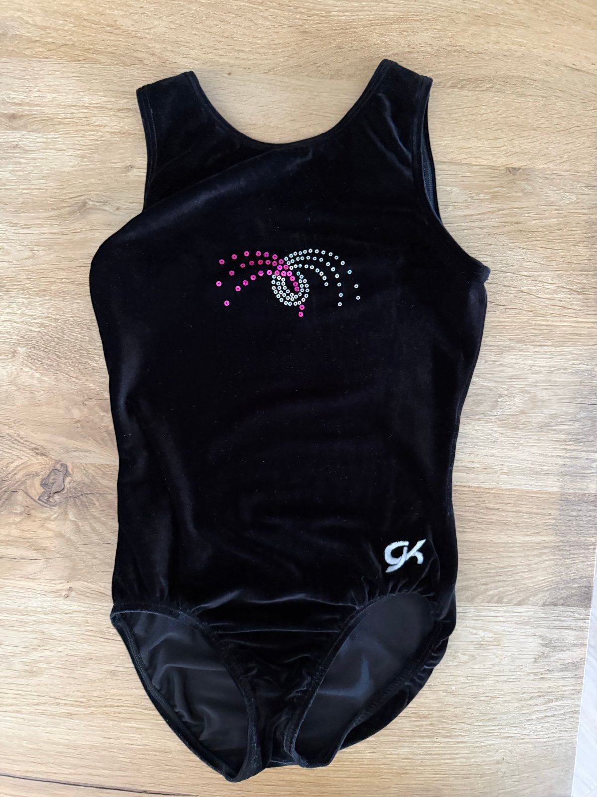 Zwart GK turnpakje met roze en witte steentjes - Lengte 58 c, Sport en Fitness, Turnen, Gebruikt, Zwart, Turnpak(je), Kindermaat 122 t/m 140