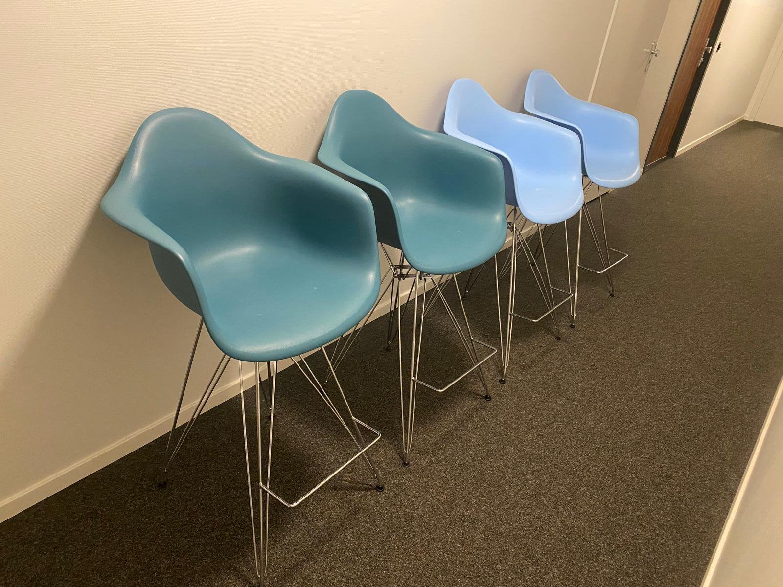 4x Replica Eames-kuipstoelen (DAR) barkruk hoogte, 1 kruk, Ophalen, Zo goed als nieuw, 60 tot 90 cm
