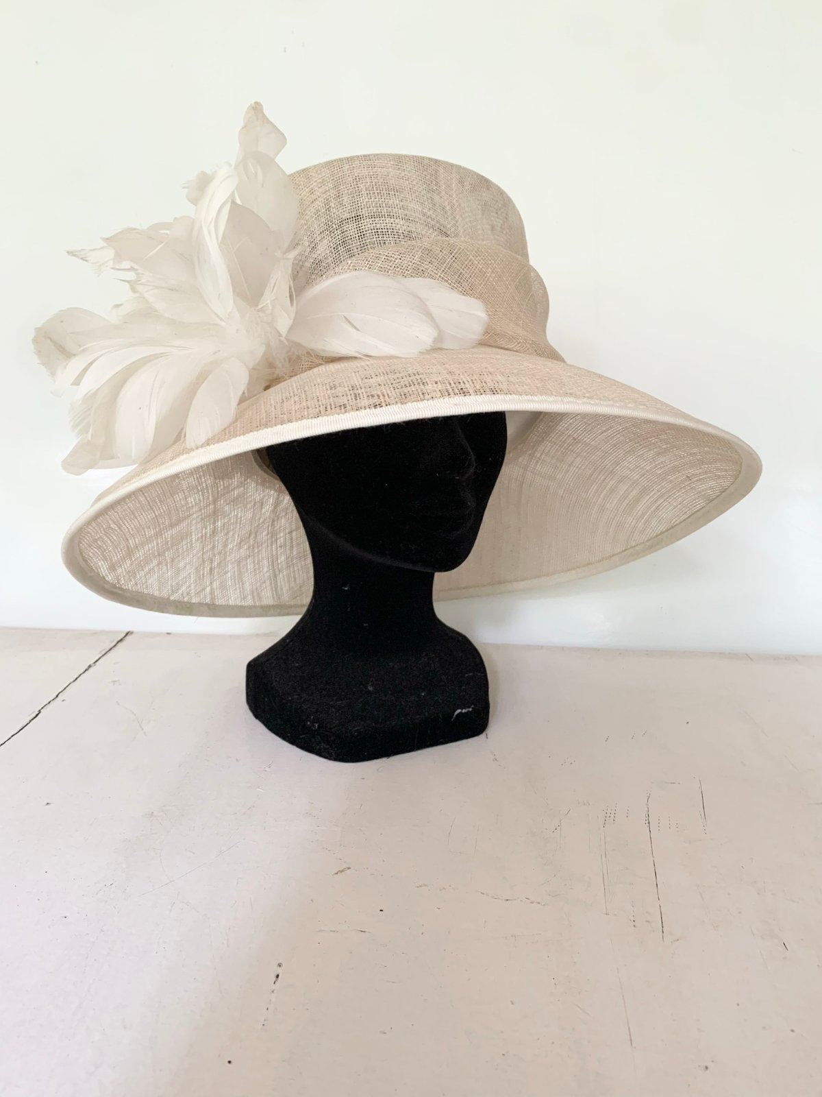 Vintage Sinamay crème Hoed Maat 58 met Veren - Sophie Gray, Ophalen of Verzenden, Zo goed als nieuw, 58 cm (L, 7¼ inch) of meer