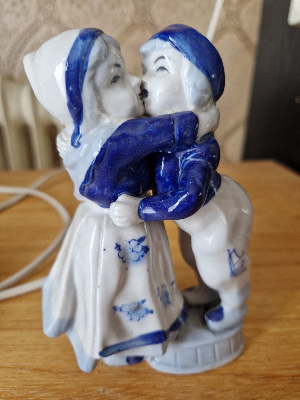 Delfts Blauw beeldje: kusje van Hollands stel, Ophalen of Verzenden