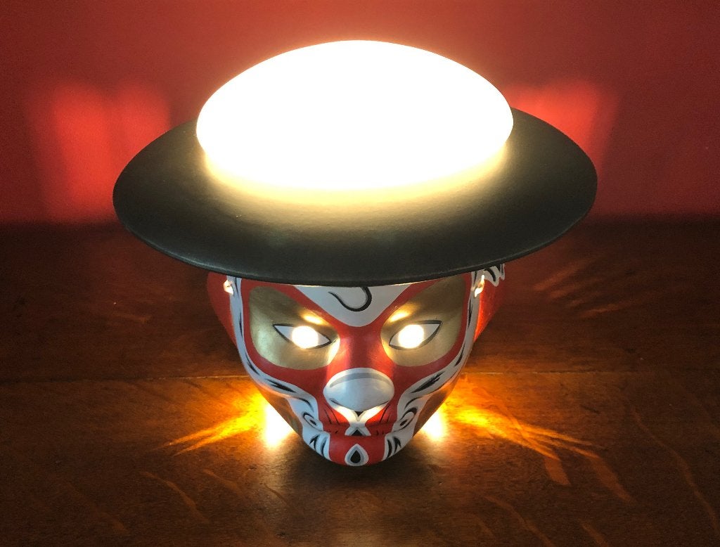 Zelfgemaakte tafellamp van Chinese maskers., Gebruikt, Glas, 22 cm, Inclusief lichtbron