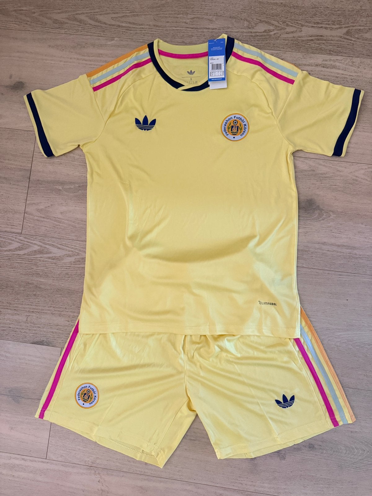 Curaçao Fan Edition Set – Maat S, Sport en Fitness, Voetbal, Maat S, Verzenden, Nieuw, Shirt