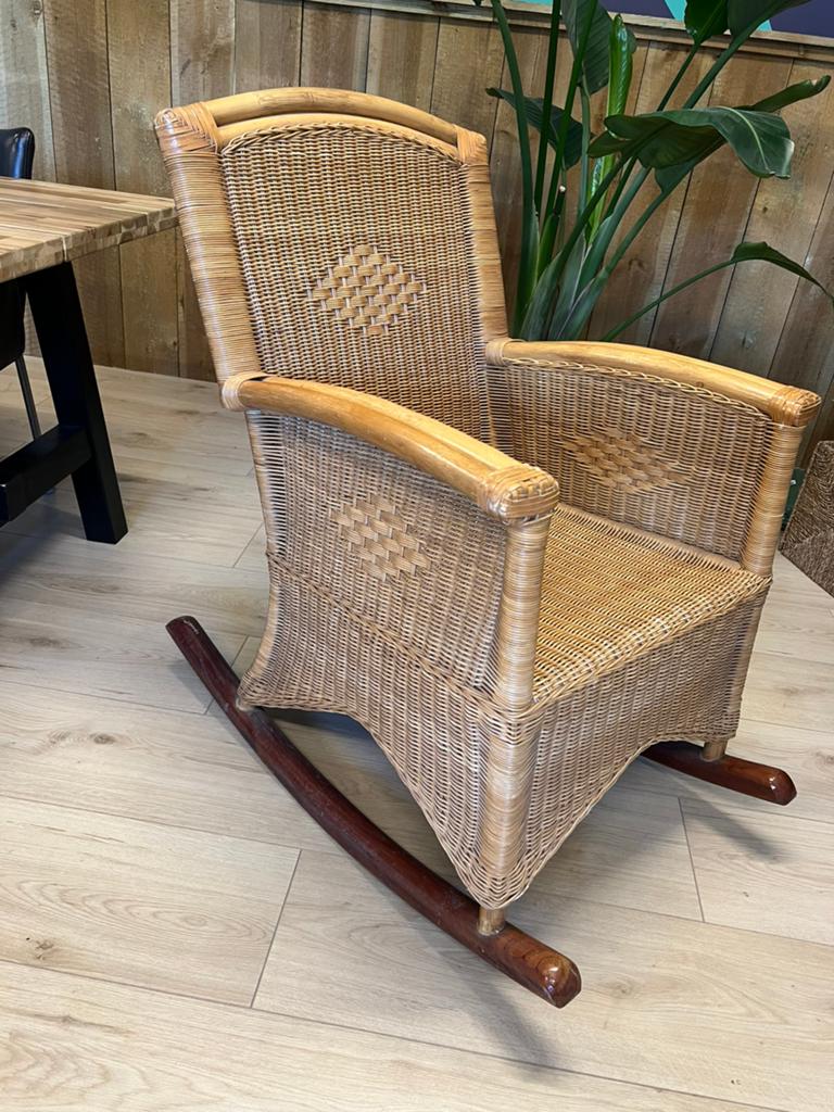 Fijne rieten schommelstoel, Huis en Inrichting, Stoelen, Gebruikt, Bruin, Riet of Rotan, Ophalen of Verzenden