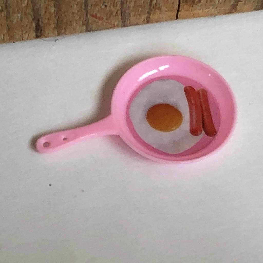 Roze koekenpan jet ei en worst voor Barbie keuken, Kinderen en Baby's, Speelgoed | Poppenhuizen, Ophalen of Verzenden, Zo goed als nieuw