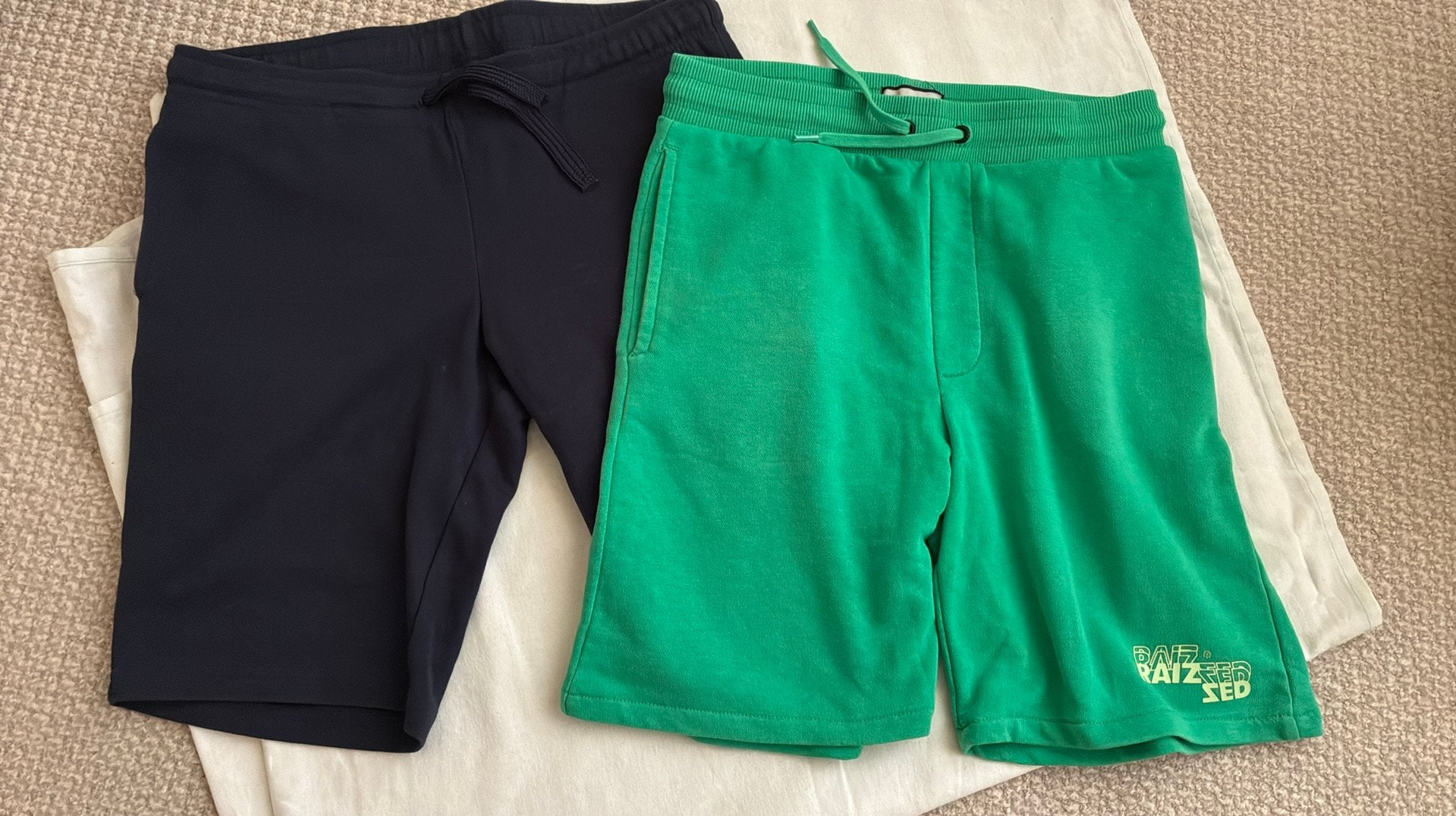 2 korte  broeken   maat  164 en 176, Kinderen en Baby's, Kinderkleding | Maat 164, Ophalen of Verzenden, Zo goed als nieuw, Jongen