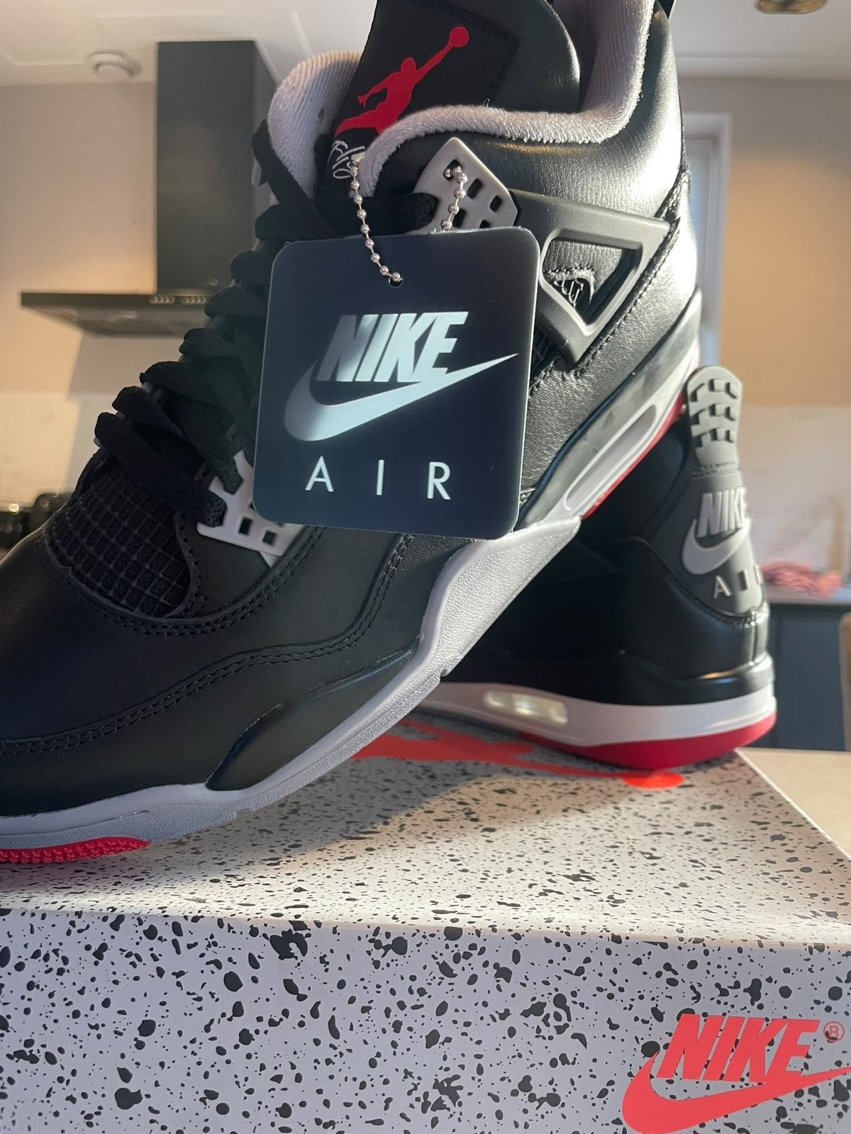 Nike Air Jordan 4 Retro Bred - Maat 42.5 - Nieuw in doos, Kleding | Heren, Ophalen of Verzenden, Nieuw, Zwart, Sneakers of Gympen