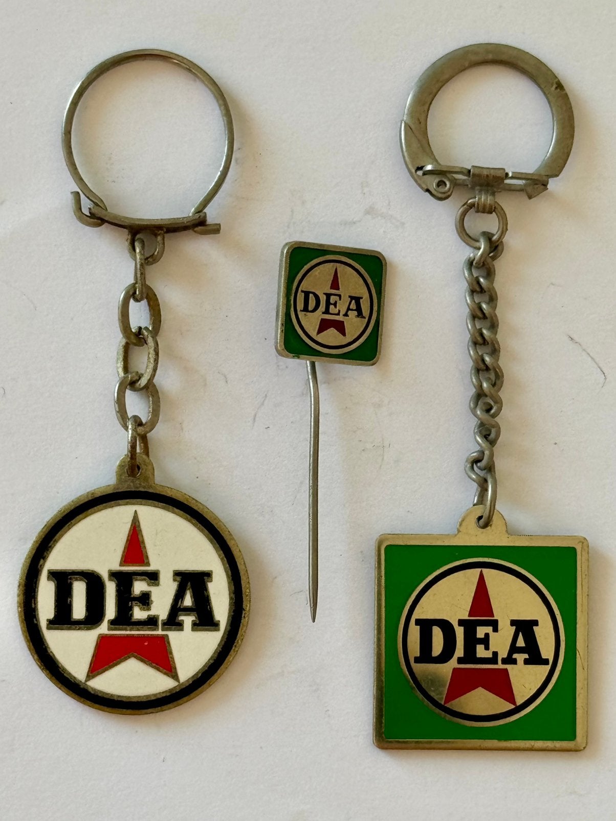 2 Sleutelhangers + speld DEA Benzinestations, Ophalen of Verzenden, Zo goed als nieuw, Merk
