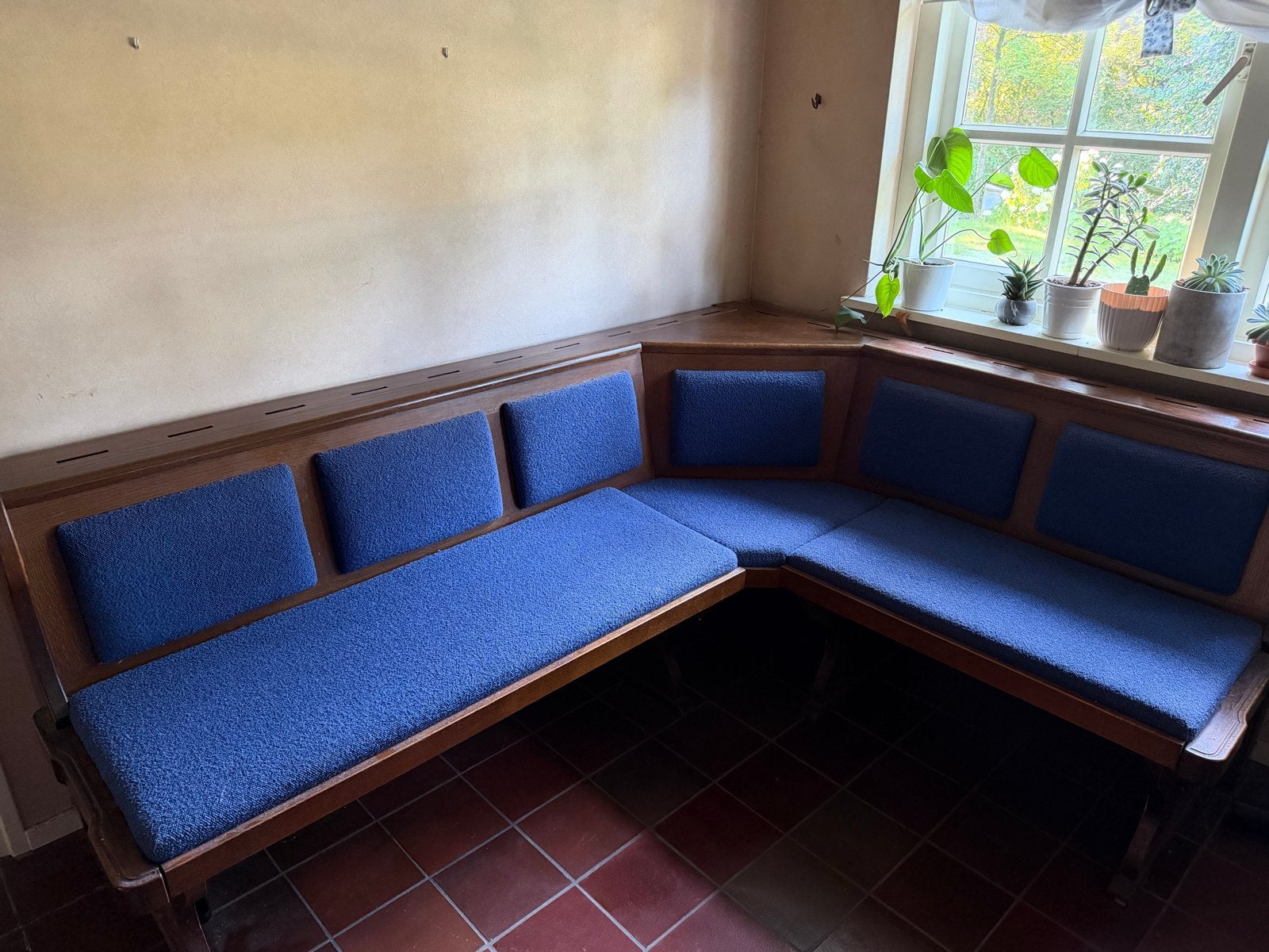 Houten hoekbank met blauwe kussens, Huis en Inrichting, Banken | Complete zithoeken, Ophalen