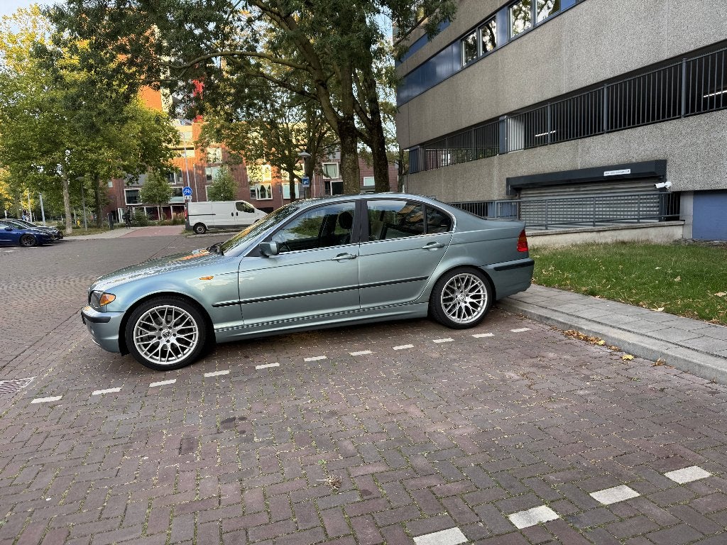 E46 BMW 325i Handbak Carplay summer+winterset, 1385 kg, Achterwielaandrijving, 11 km/l, 75 €/maand