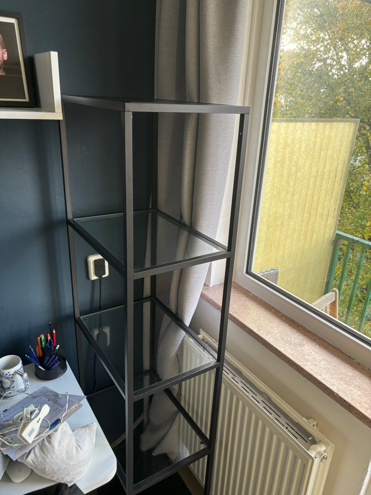 IKEA VITTSJÖ zwarte metalen open kast met glas B51xD36xH175, Ophalen, Zo goed als nieuw