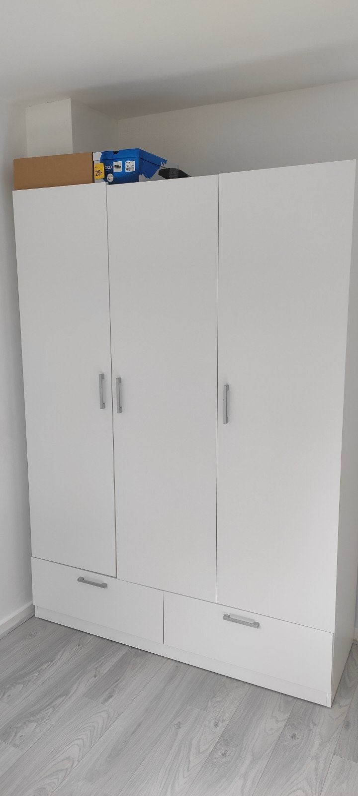 Witte kledingkast ELLESTED 144x200 met 3 deuren en 2 lades, Huis en Inrichting, Kasten | Kledingkasten, Gebruikt, 100 tot 150 cm