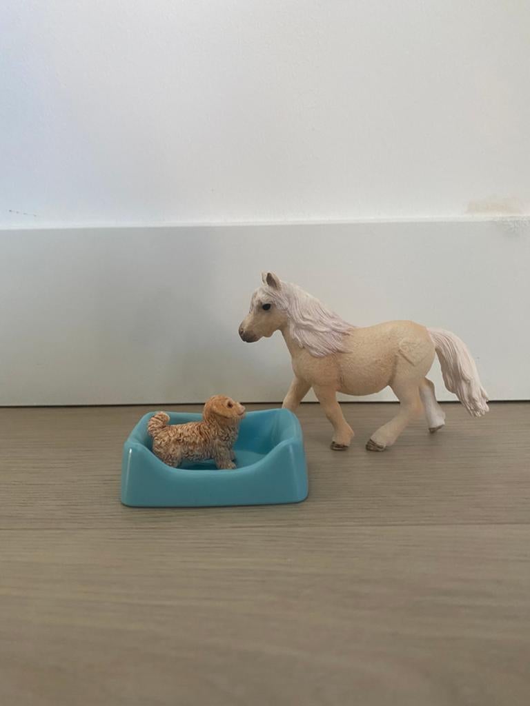Schleich shetlander en schleich hondje + mand, Verzamelen, Dierenverzamelingen, Ophalen of Verzenden, Zo goed als nieuw, Paard