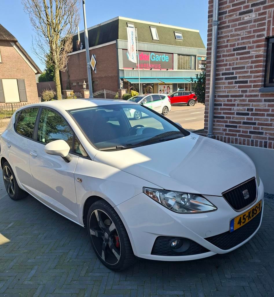 Seat Ibiza 1.6 77KW 5DRS 2009 Wit, Auto's, Voorwielaandrijving, Stof, 40 €/maand, Zwart