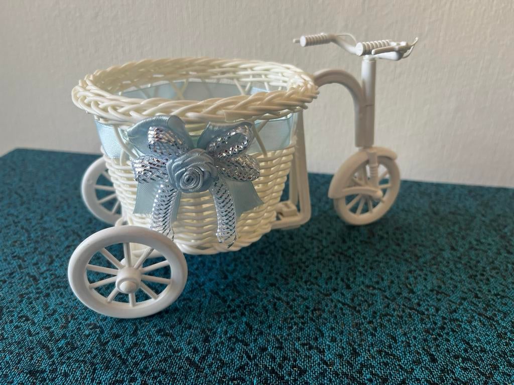 Decoratie Fietsje met mandje en bloemetje blauw lengte 16 cm, Mand, Rond, Nieuw, Ophalen of Verzenden