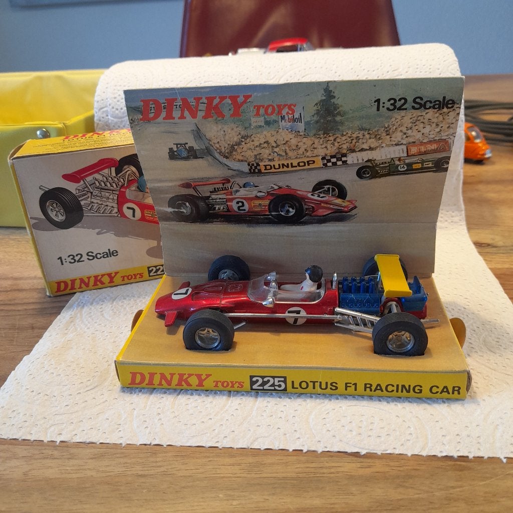 Dinky Toys England F1 Lotus Diorama. MIB., Ophalen of Verzenden, Zo goed als nieuw, Auto, Dinky Toys