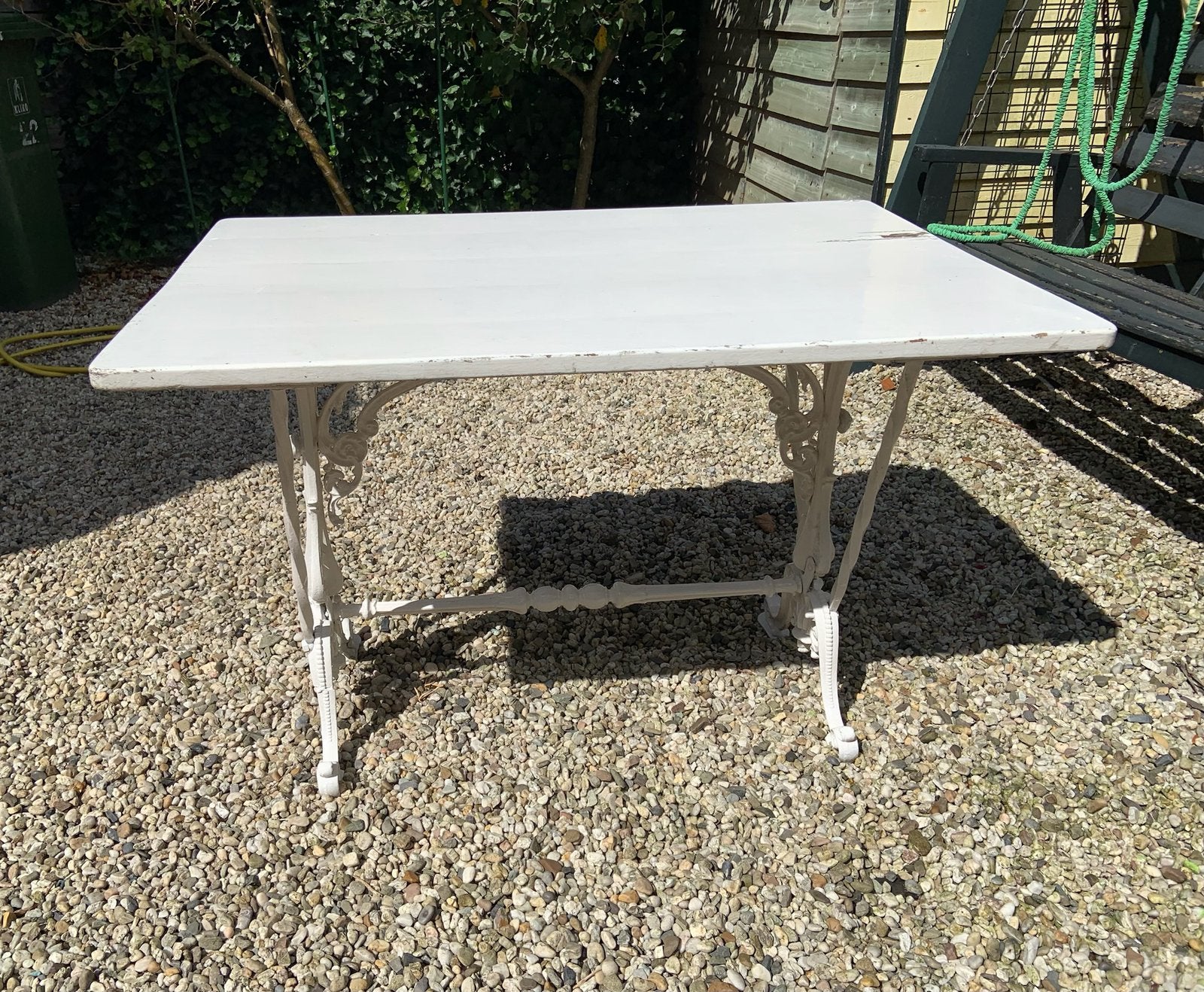 Tuintafel tafel wit met gietijzeren onderstel , houten blad, Ophalen, Gebruikt, Rechthoekig, Metaal