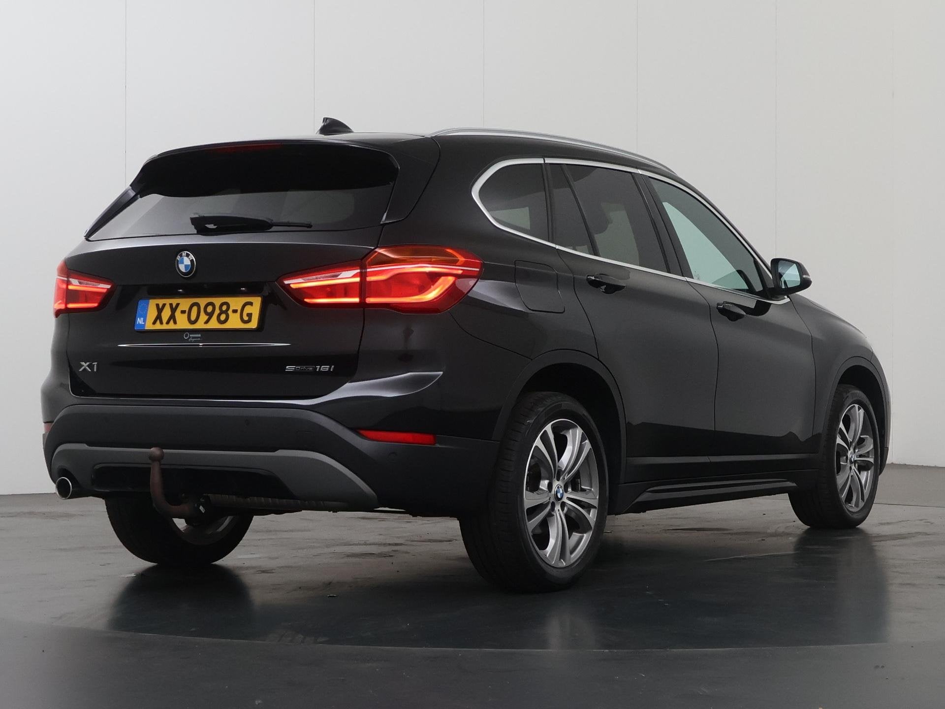 BMW X1 sDrive18i Executive Sport Edition | 1700kg trekgewich, Auto's, Dealer onderhouden, Stof, Gebruikt, Zwart