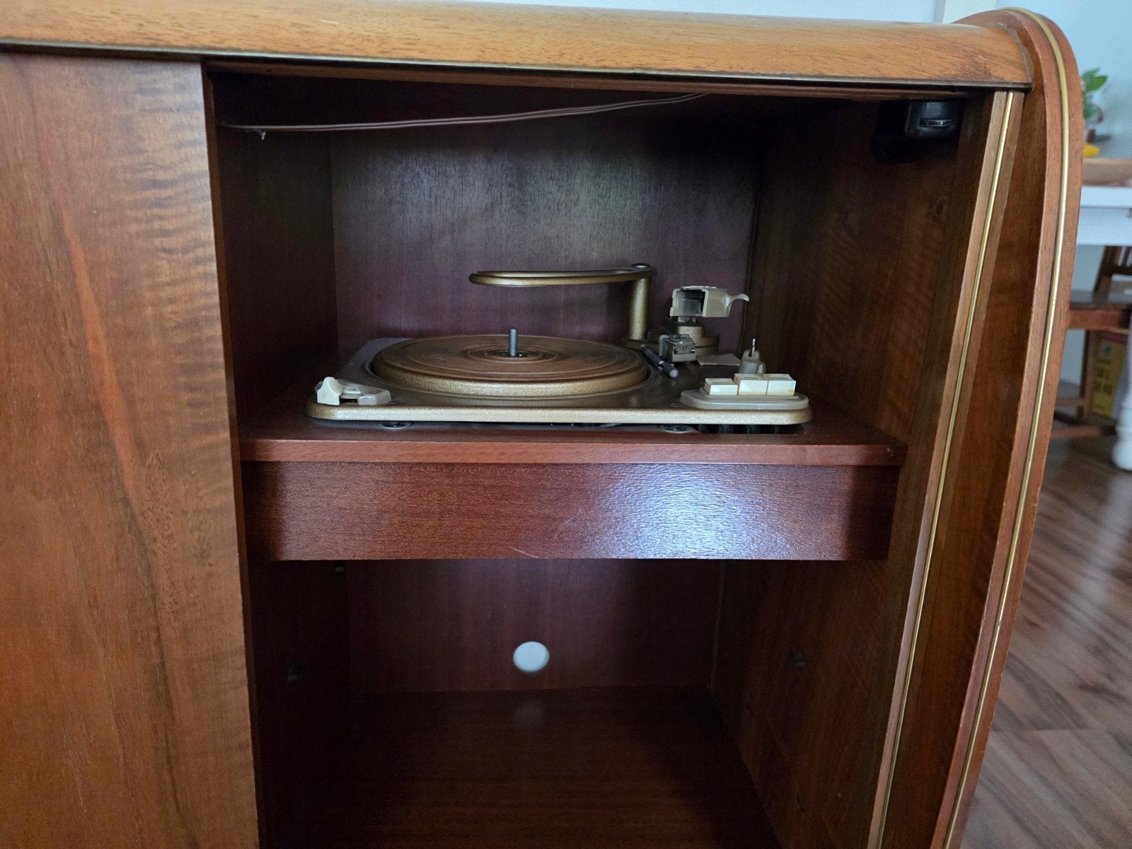 Foto 8 van Vintage dressoir met platenspeler en glazen schuifdeur