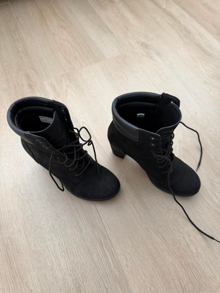 Zwarte Timberland enkellaarsjes met hak, Ophalen of Verzenden, Gedragen, Zwart, Lage of Enkellaarzen