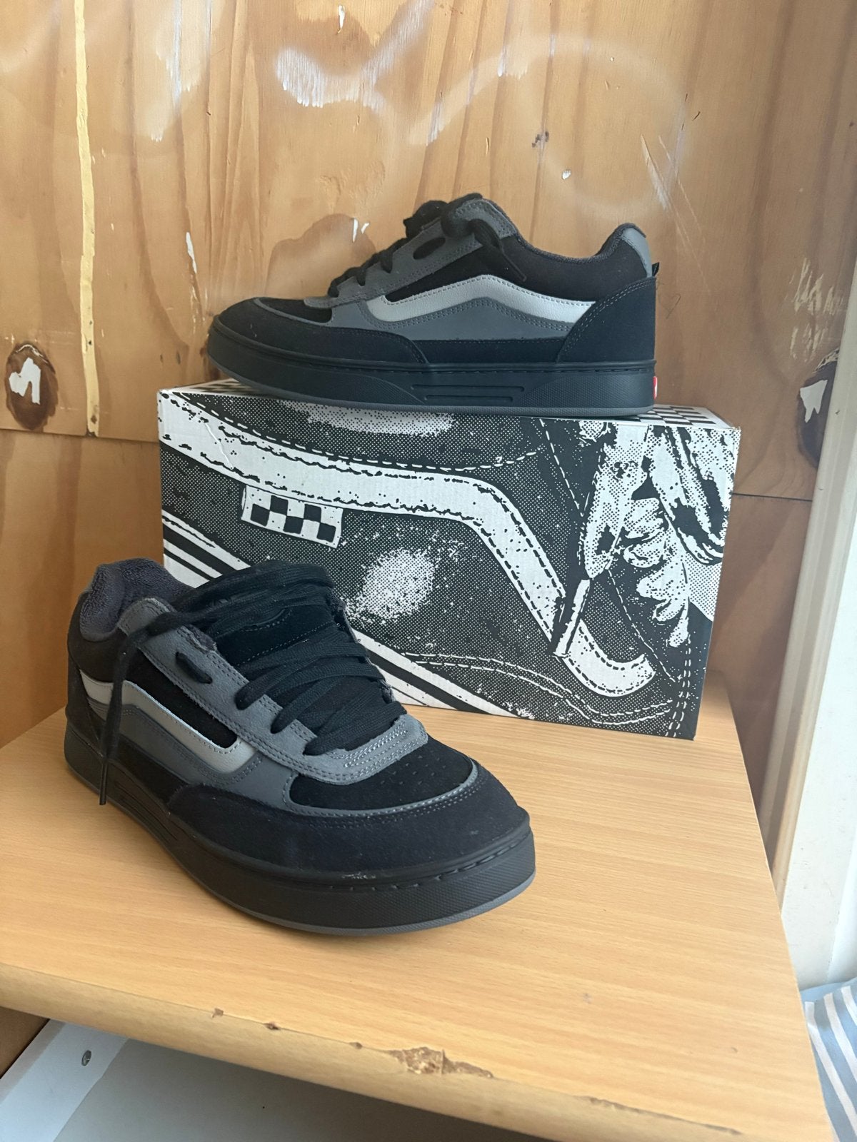 Vans Skate Estazzo Zwart/Houtskool - Nieuw in doos, Zwart, Nieuw, Ophalen of Verzenden, Sneakers of Gympen