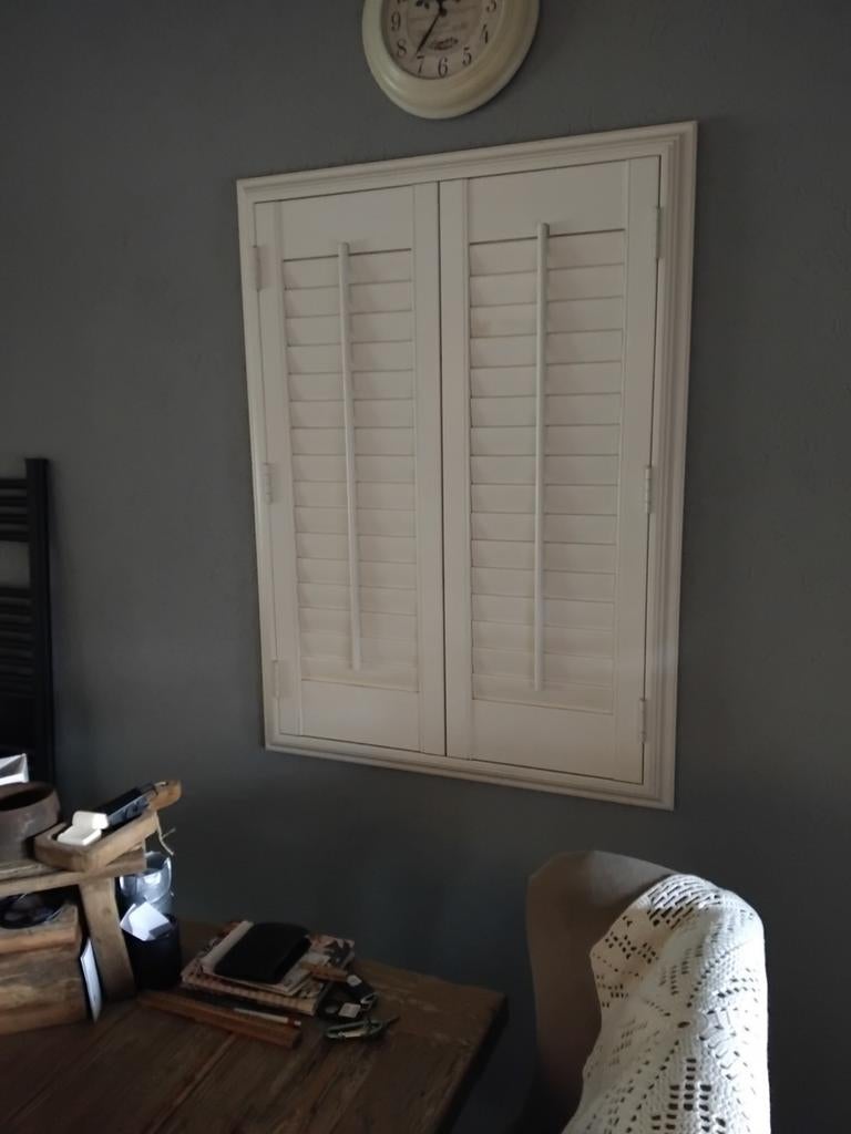Witte houten jaloezieën / shutters voor raam, Huis en Inrichting, Stoffering | Gordijnen en Lamellen, Ophalen, 50 tot 100 cm, Zo goed als nieuw