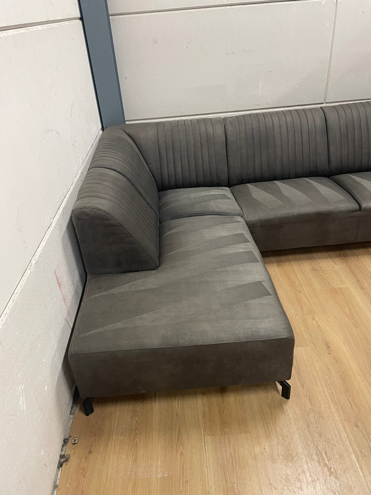Foto 2 van Mooie luxe suede bruin antraciet grijze hoekbank GEREINIGD!!
