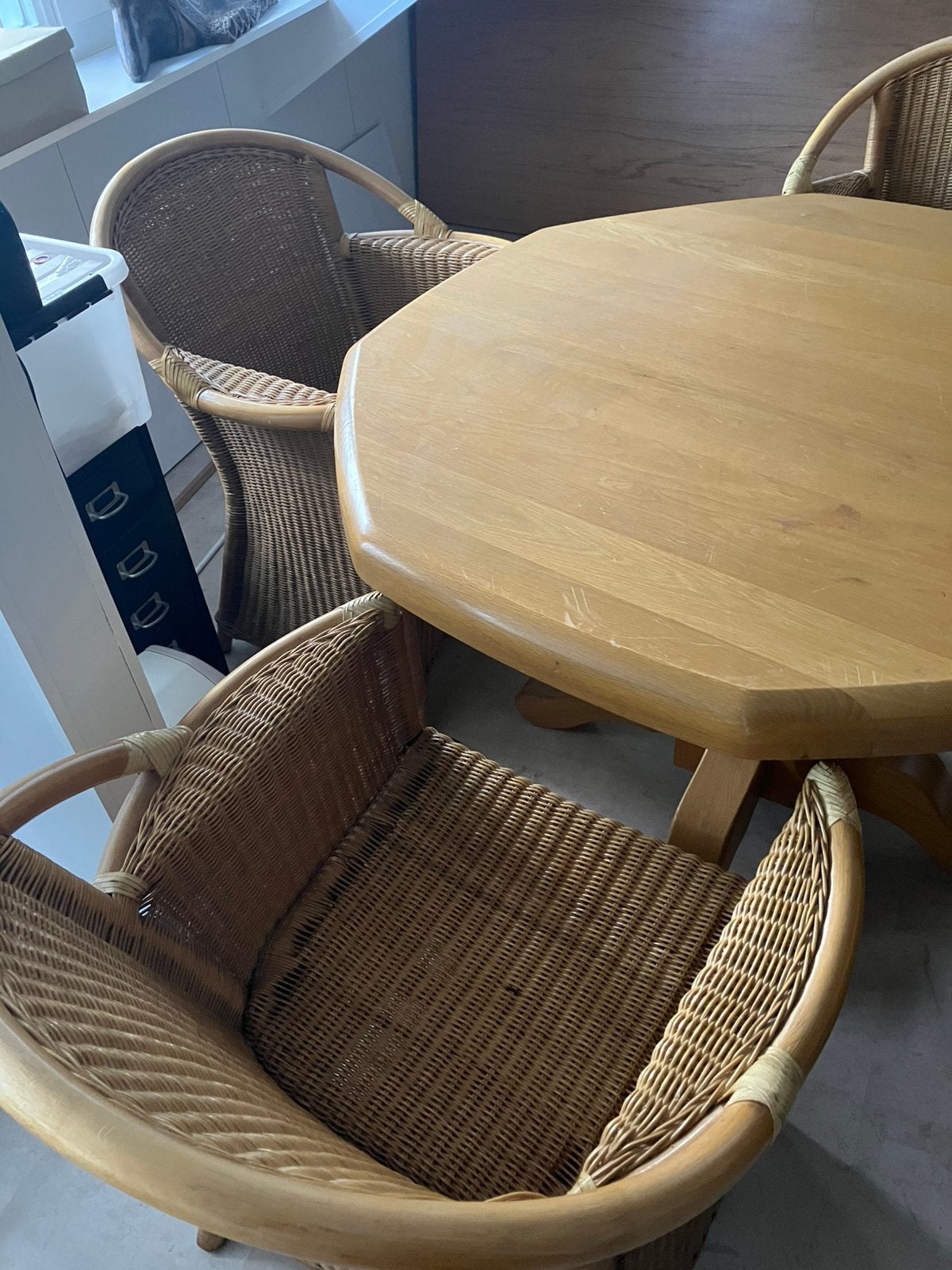Prachtige 8 hoeks eettafel, incl 4 hoge rieten stoelen, Ophalen, Zo goed als nieuw, 4 tot 6 stoelen