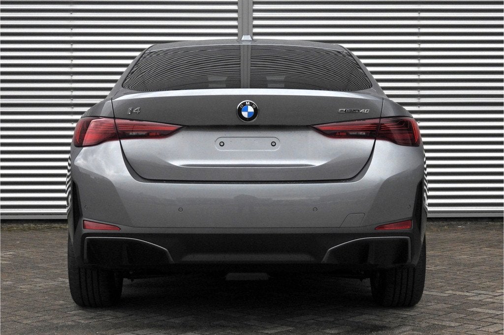 BMW i4 eDrive40 / Schuif-kanteldak / Achteruitrijcamera / Ad, Auto's, BMW, Achterwielaandrijving, Zwart, 2020 kg, Automatische klimaatregeling