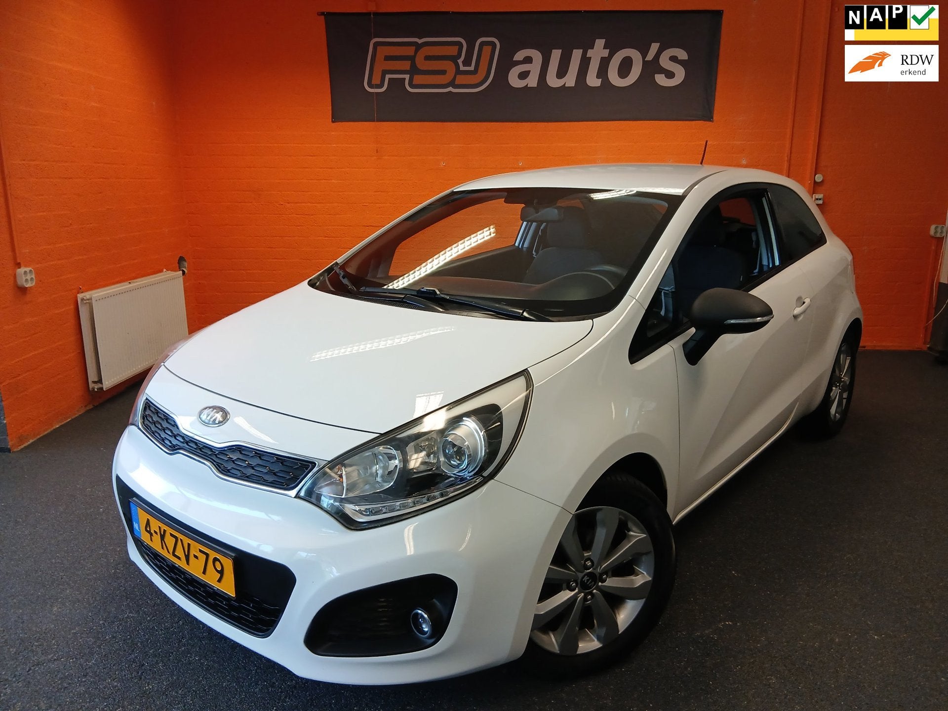 Kia Rio 1.2 CVVT / 3 DEURS / PLUS PACK / NAP / NAVI / AIRCO!, Euro 5, Zwart, 4 cilinders, Wit