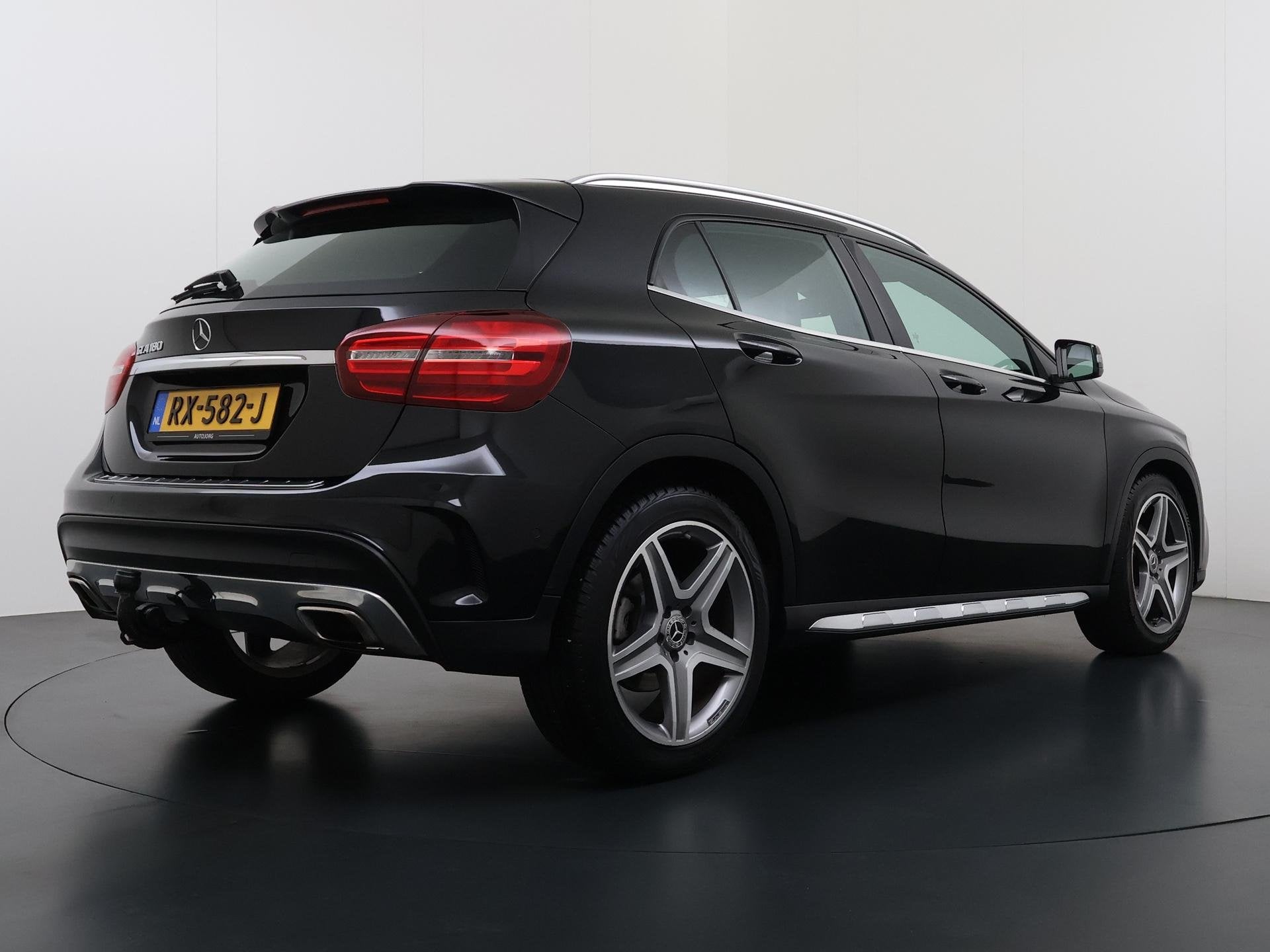 Mercedes-Benz GLA-klasse 180 Business Solution AMG Trekhaak, Gebruikt, 4 cilinders, 715 kg, Leder en Stof