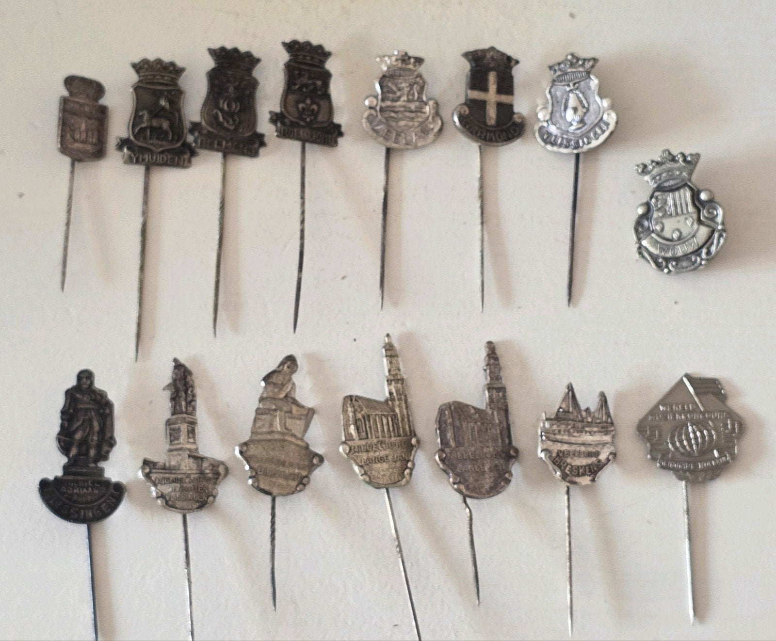 Collectie van 15 vintage speldjes/pins steden en eveneme, Verzamelen, Ophalen of Verzenden, Gebruikt, Stad of Land, Speldje of Pin