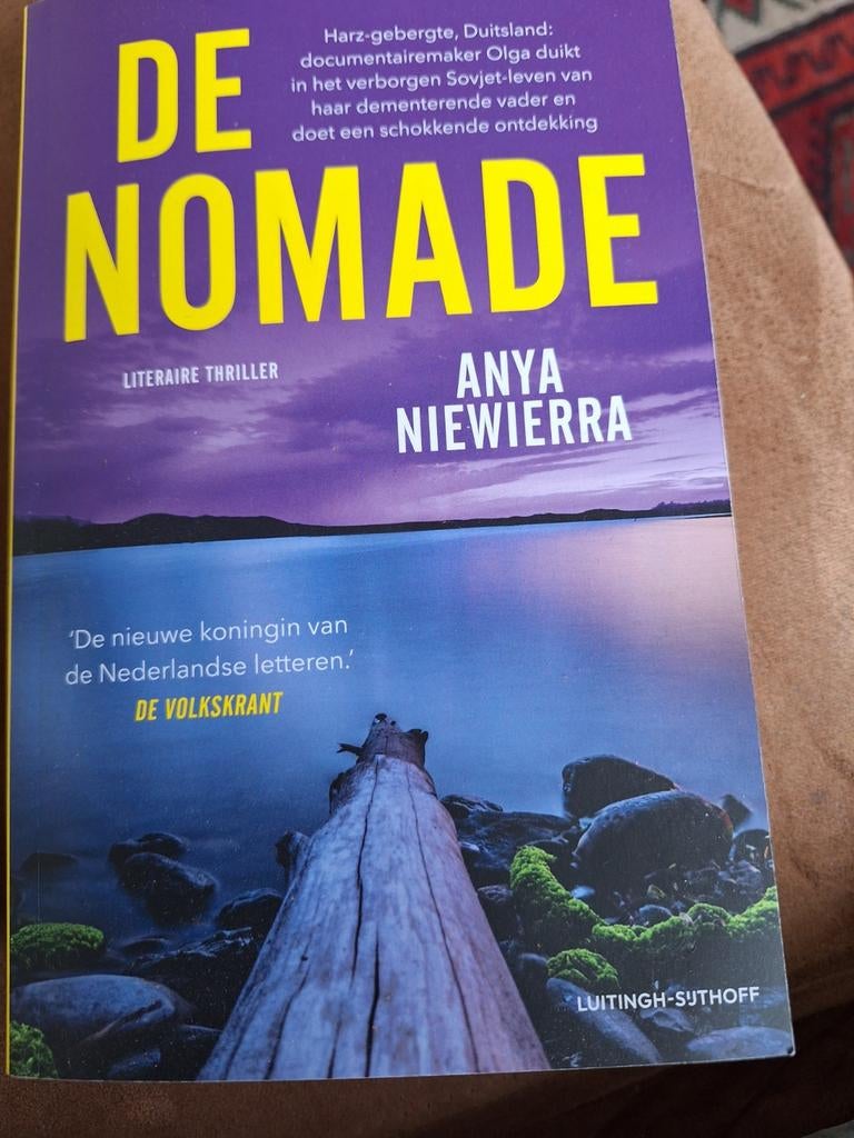 Anya Niewierra - De nomade, Boeken, Thrillers, Zo goed als nieuw, Ophalen of Verzenden