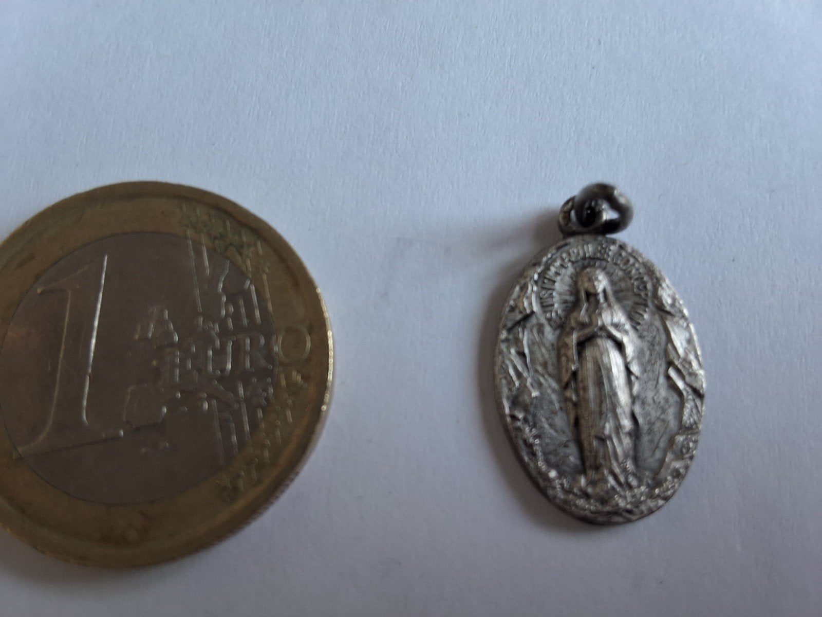 Antieke Medaille Onze-Lieve-Vrouw van Lourdes - 19mm, Ophalen of Verzenden