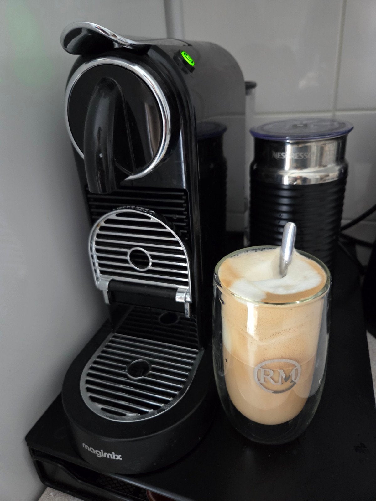 Nespresso Magimix Citiz met melkopschuimer, Espresso apparaat, Ophalen of Verzenden, Zo goed als nieuw, 1 kopje