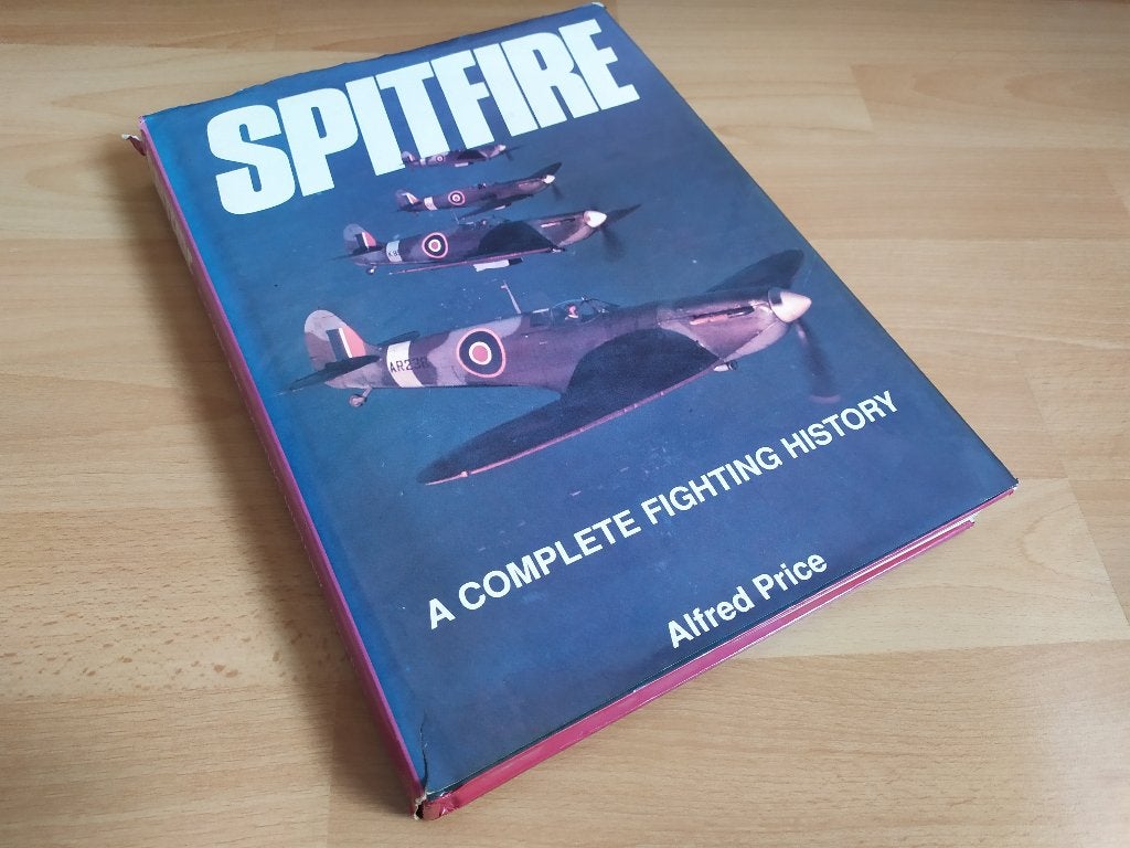 Spitfire - A complete fighting history - Alfred Price, Ophalen of Verzenden, Tweede Wereldoorlog, Gelezen, Luchtmacht
