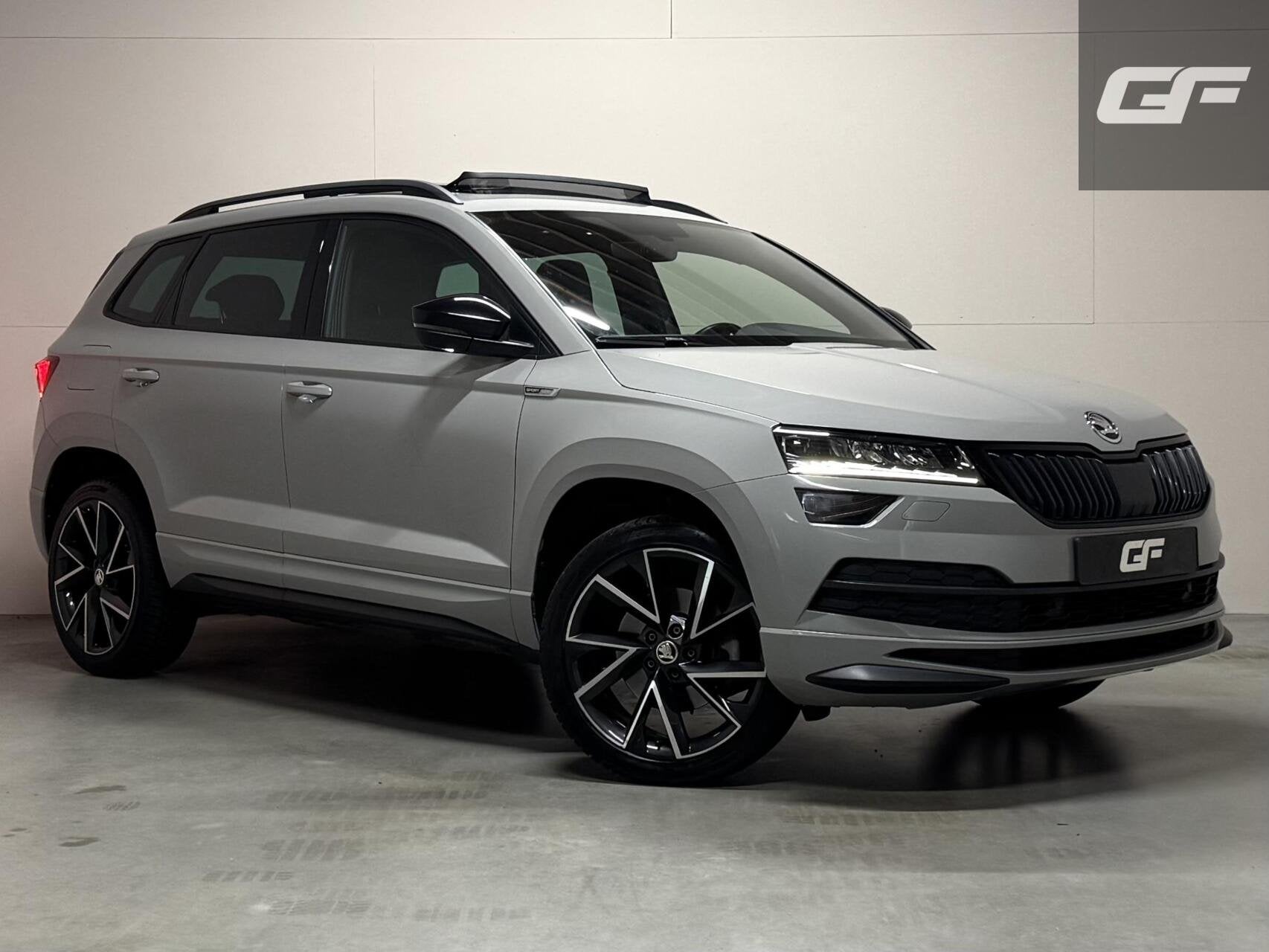 Skoda Karoq 1.5 TSI ACT Sportline Pano Virtual Camera Carpla, Stof, 4 cilinders, Automatische klimaatregeling, Zilver of Grijs