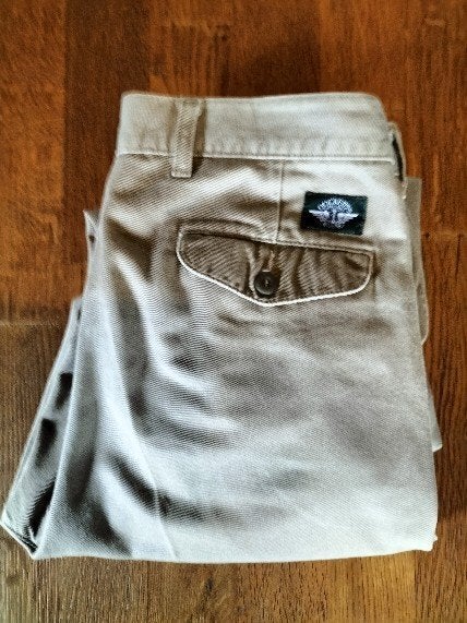 NIEUWSTAAT: DOCKERS HERENBROEK MAAT 32 "BEIGE" !, Maat 52/54 (L), Verzenden, Beige, Zo goed als nieuw