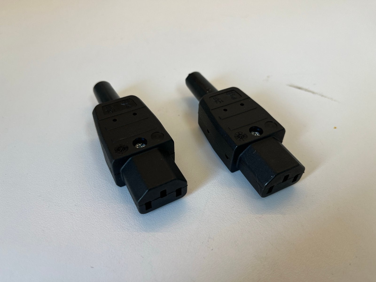 IEC C13 Stekker - Zwart - Gebruikt, Ophalen of Verzenden, Gebruikt, Stekker