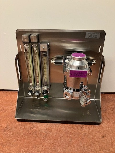 Anesthesietoestel met wandplaat veterinair isofluoraan