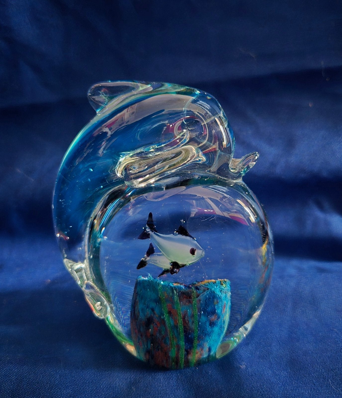 Zeer mooie dolfijn doorzichtig glas met visjes, Verzamelen, Ophalen of Verzenden, Beeldje of Figuurtje