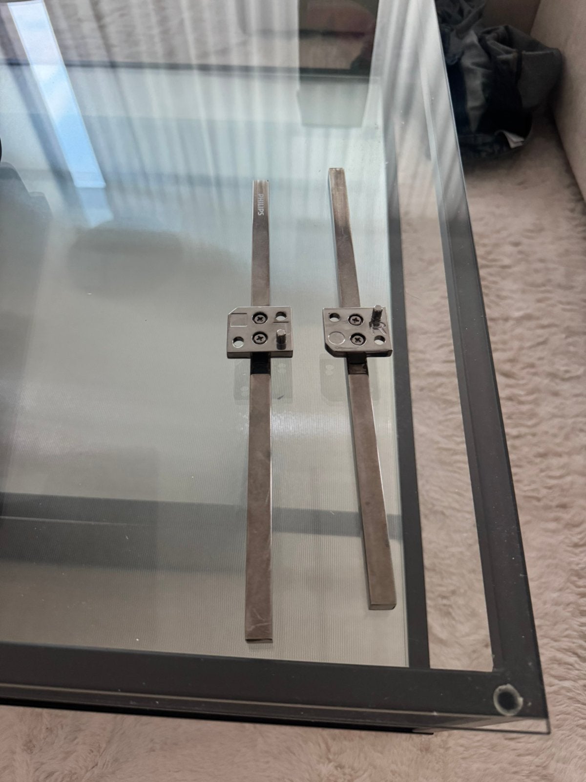 Foto 2 van Philips 65OLED705/12 tv voeten (origineel, links en rechts)
